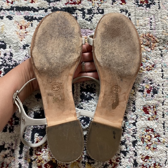 Chanel grey patent leather pearl sandals - Picture 8 of 9